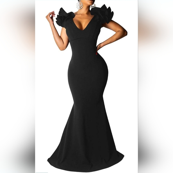 Elegant Black Evening Gown - Picture 1 of 3